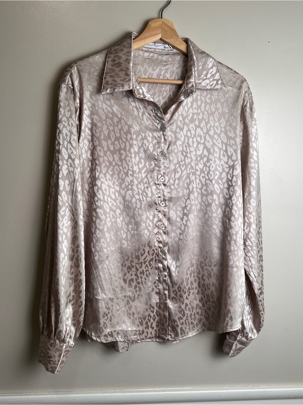 BY EGREIS Leopard Print Satin Button-Up Shirt Silver/Tan Size Small, EUC